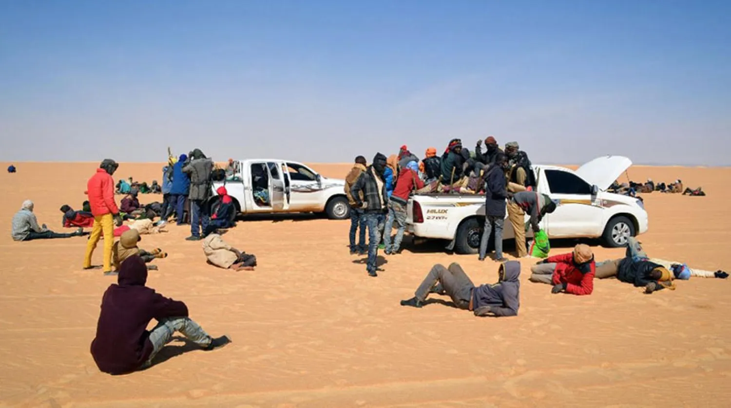 Libya sınırındaki bir grup Afrikalı göçmen (AFP)