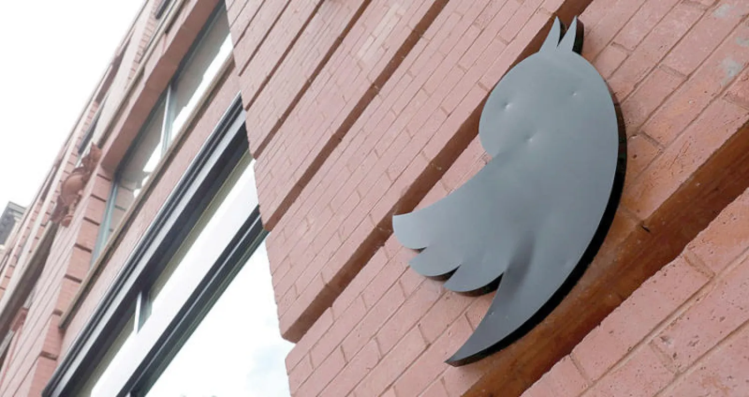 شعار تويتر على مكاتب في نيويورك (رويترز)