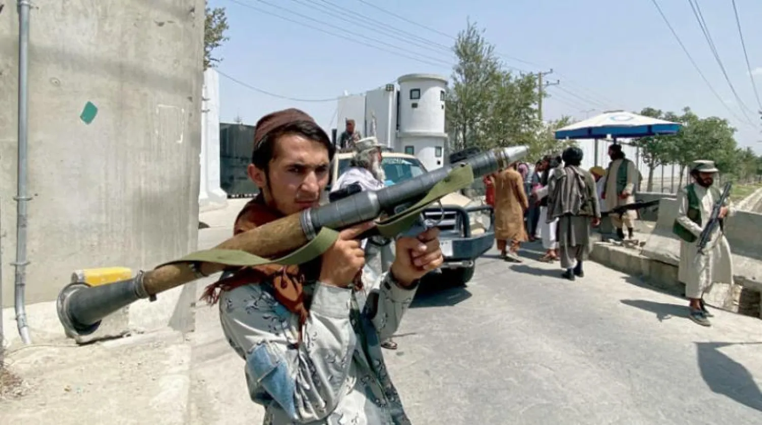 Dün Kabil'deki Afganistan İçişleri Bakanlığı binası önünde görüntülenen bir Taliban üyesi (AFP)