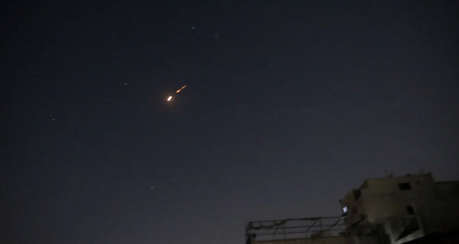 مضادات سورية تتصدى لصاروخ إسرائيلي في سماء دمشق (د.ب.أ)