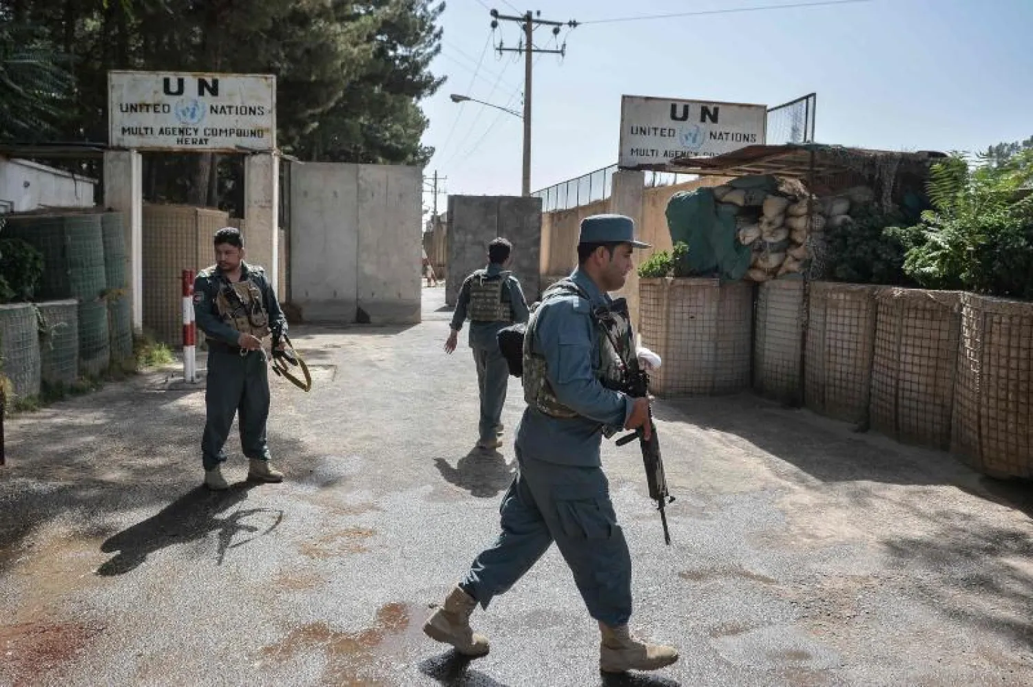 عناصر يحرسون مجمعاً يضم بعثة الأمم المتحدة لمساعدة أفغانستان (أ.ف.ب)