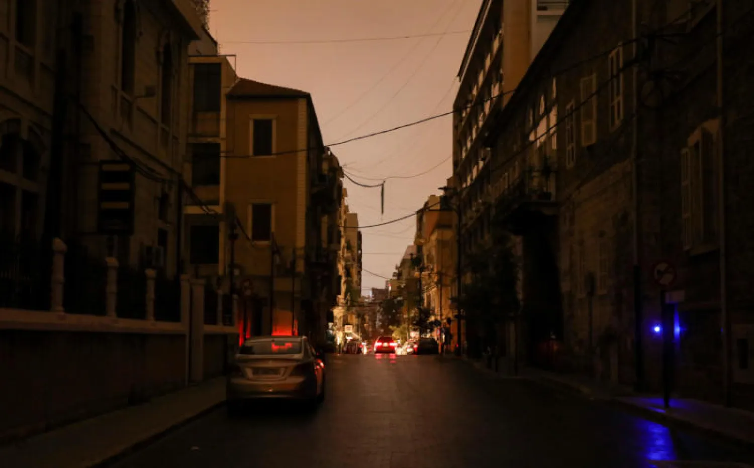 شارع مظلم نتيجة انقطاع التيار الكهربائي في بيروت (رويترز)