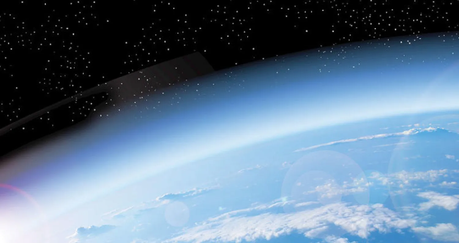 عرض الأرض والفضاء الأسود العميق (شوتيرستوك)