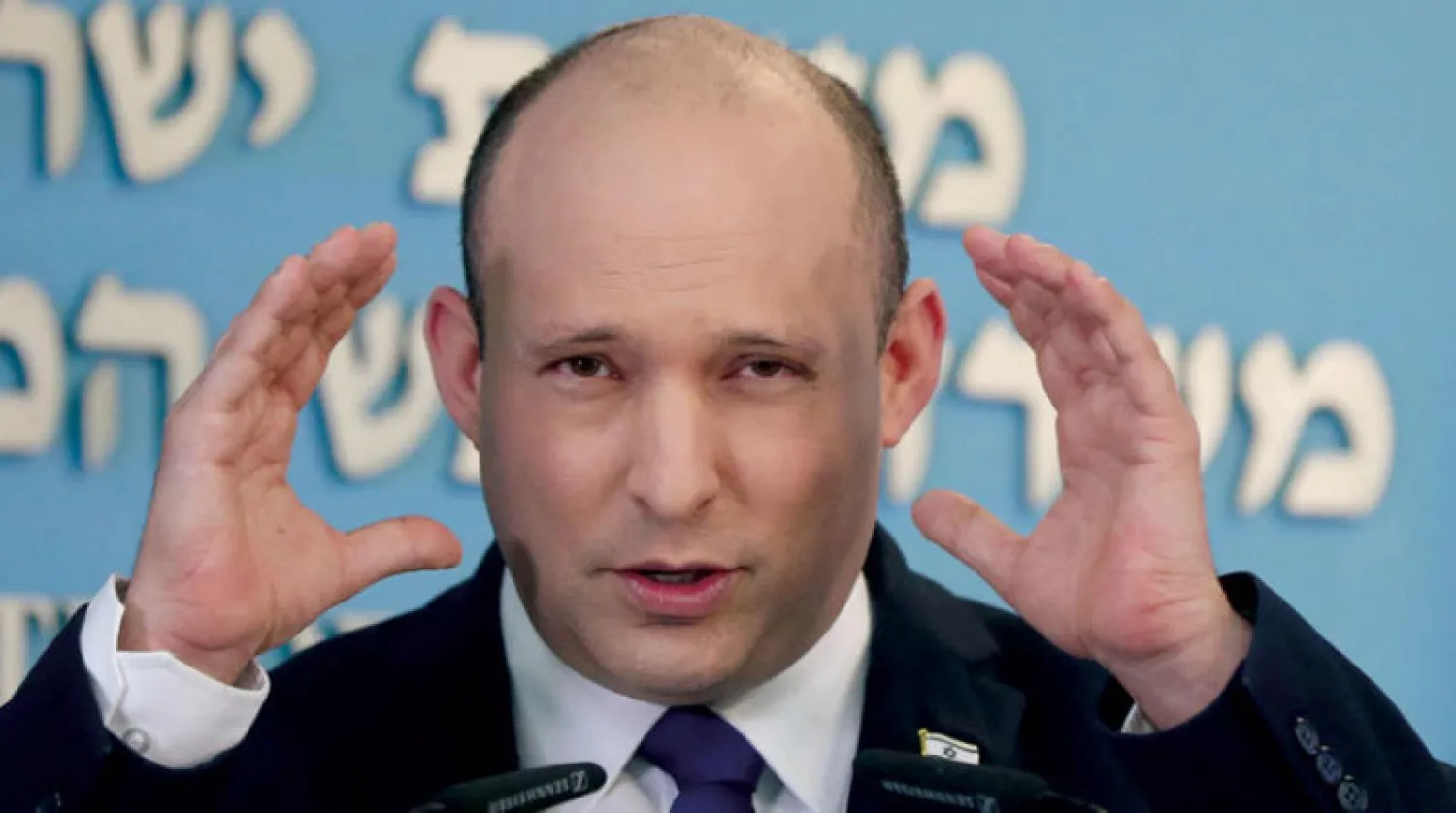 رئيس الوزراء الإسرائيلي نفتالي بنيت يتحدث في مؤتمر صحافي أمس عن وضع وباء «كورونا»... (أ.ف.ب)