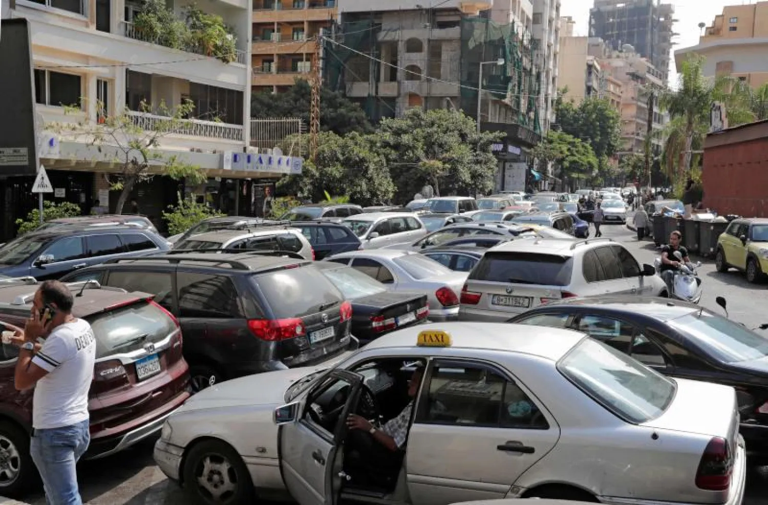 أزمة الوقود تؤدي إلى نقص إمدادات المياه في لبنان (أ.ف.ب)