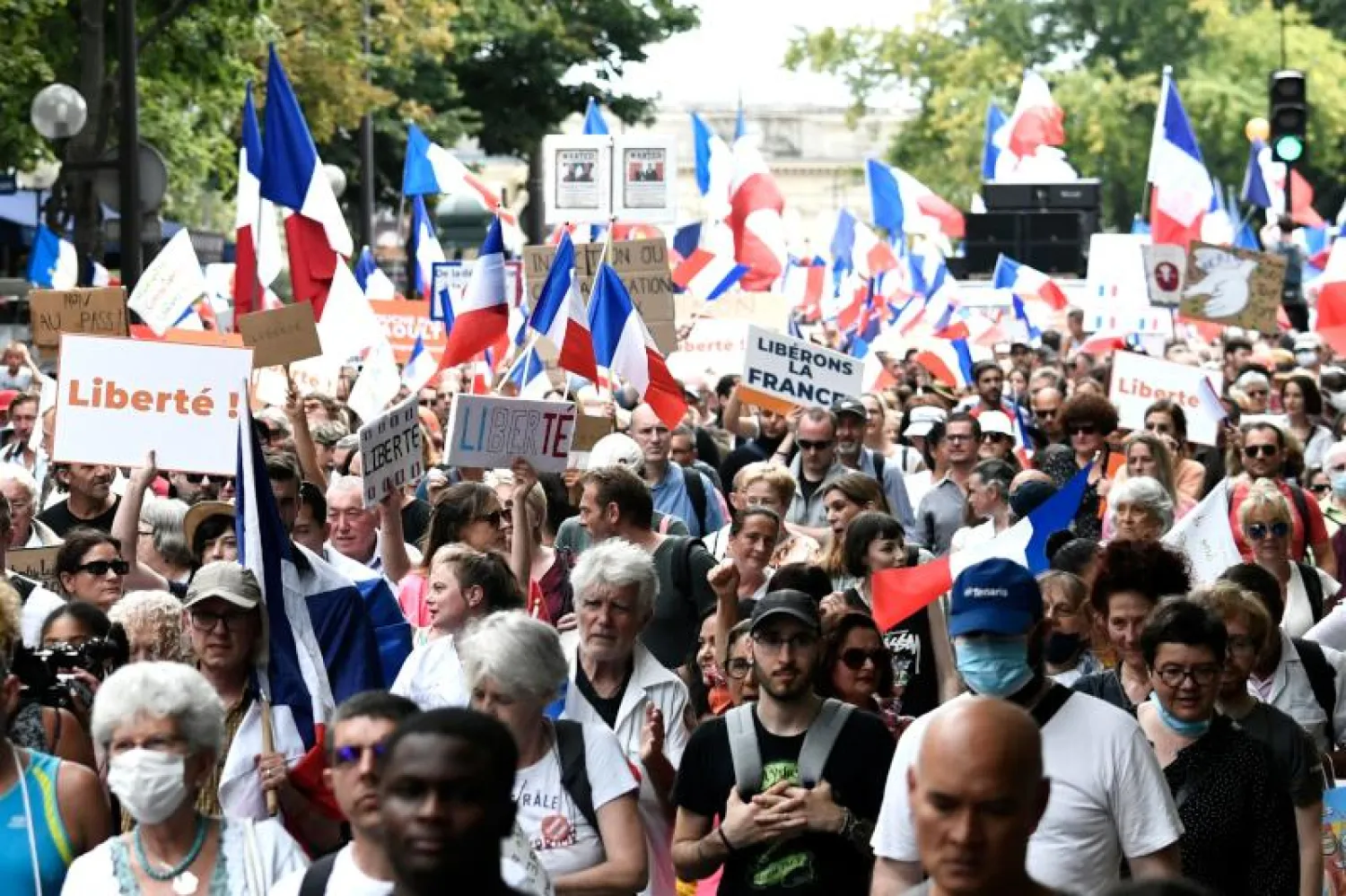 متظاهرون ضد التصريح الصحي في باريس (أ.ف.ب)