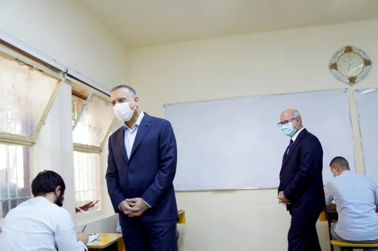 رئيس الوزراء العراقي مصطفى الكاظمي يتفقد مركز للامتحانات ببغداد في أول أيام اختبارات الثانوية العامة (الحساب الرسمي لرئيس الوزراء على تويتر)
