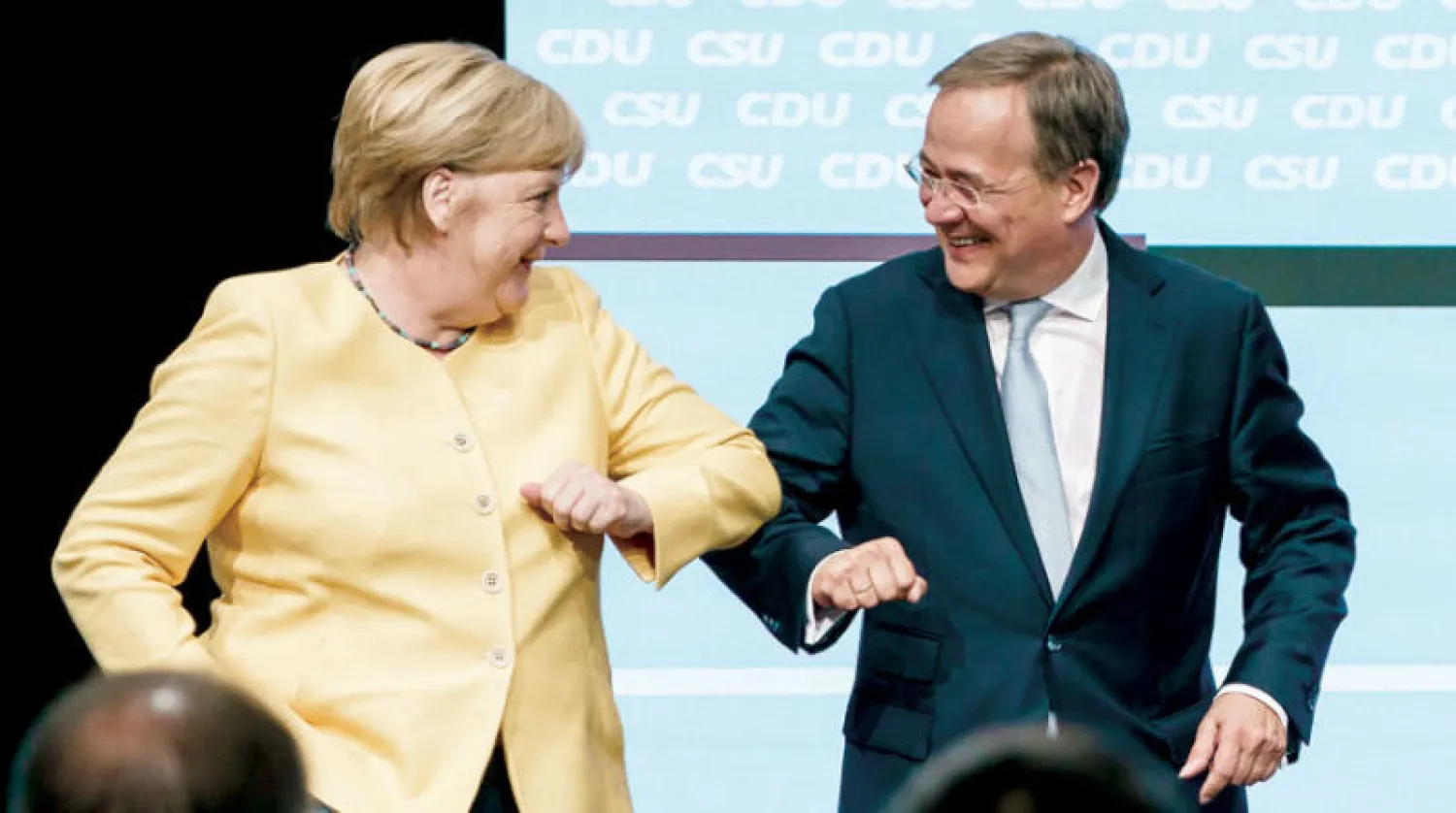 ميركل مع خليفتها المحتمل أرمين لاشيت أمس السبت قبل ٥ أسابيع من الانتخابات التي تراقبها كل أوروبا (إ.ب.أ)