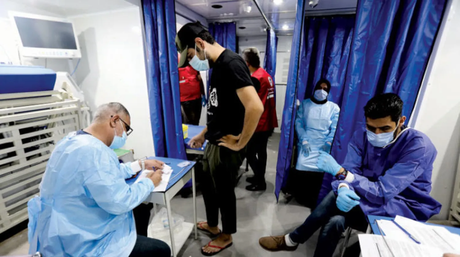 جانب من حملة التلقيح ضد فيروس «كورونا» في بغداد (إ.ب.أ)