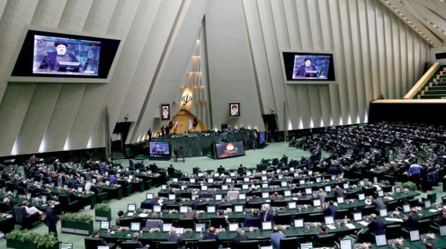 رئيسي قدم أعضاء حكومته لمجلس الشورى (البرلمان) في جلسته أمس (إ.ب.أ)