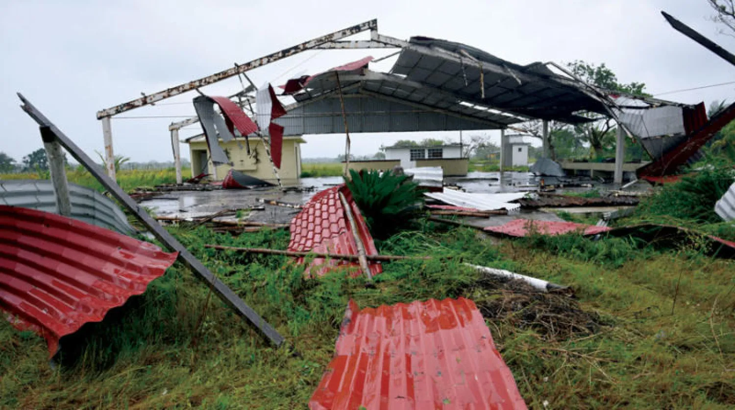 استهدف الإعصار «غريس» ولاية فيراكروز المكسيكية المنتجة للنفط أمس السبت وحثت السلطات الناس في خمس ولايات على اللجوء للأماكن المرتفعة (رويترز)