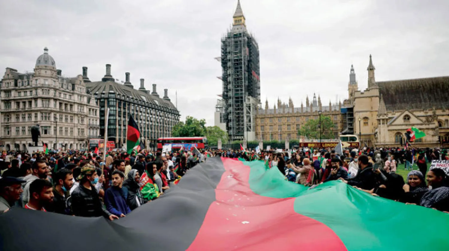 بريطانيون وأفغان يتظاهرون أمام البرلمان بلندن ضد سيطرة «طالبان» على الحكم في أفغانستان (أ.ف.ب)