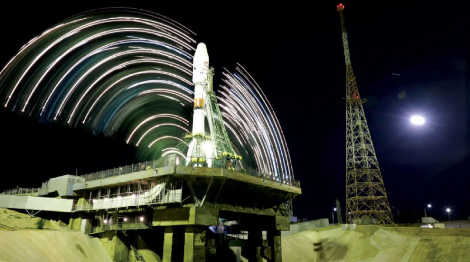 صاروخ معزز بأقمار صناعية لشركة «وان ويب» البريطانية (رويترز)