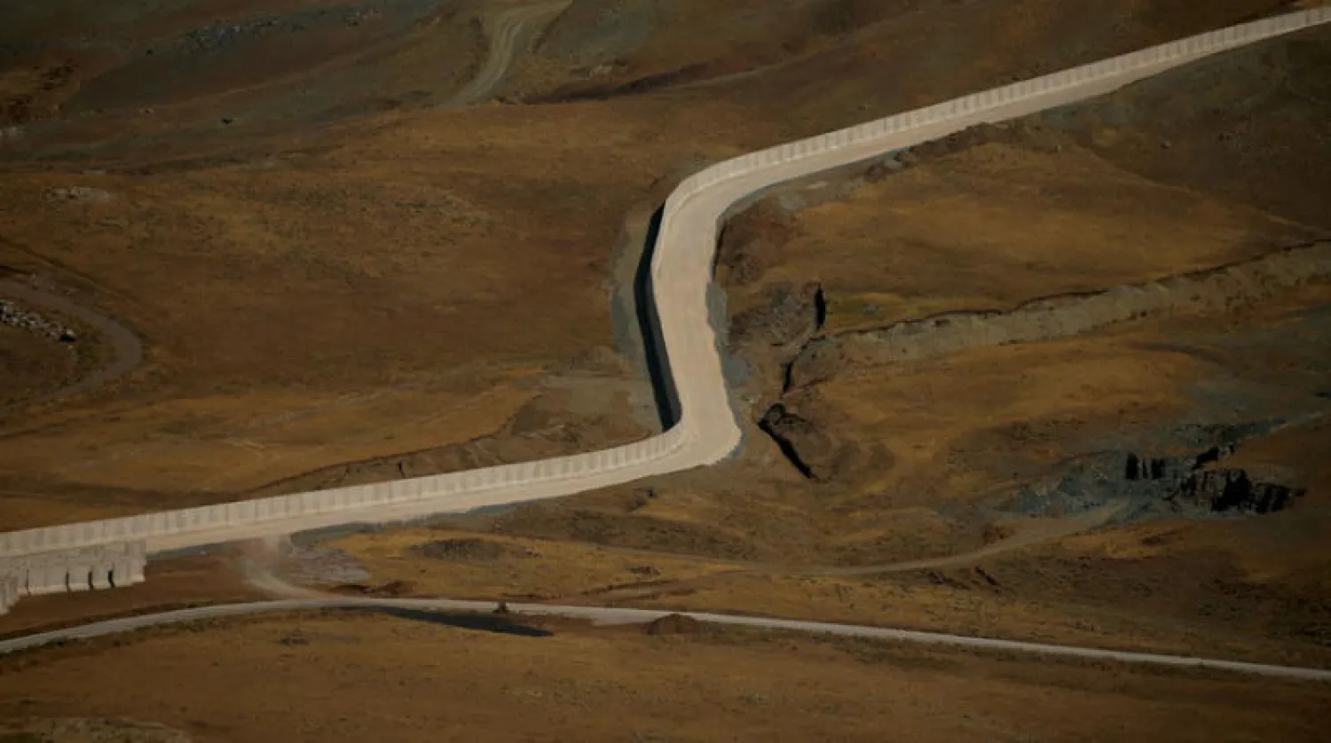 صورة جوية لجدار شيّدته تركيا على الحدود مع إيران (أ.ب)