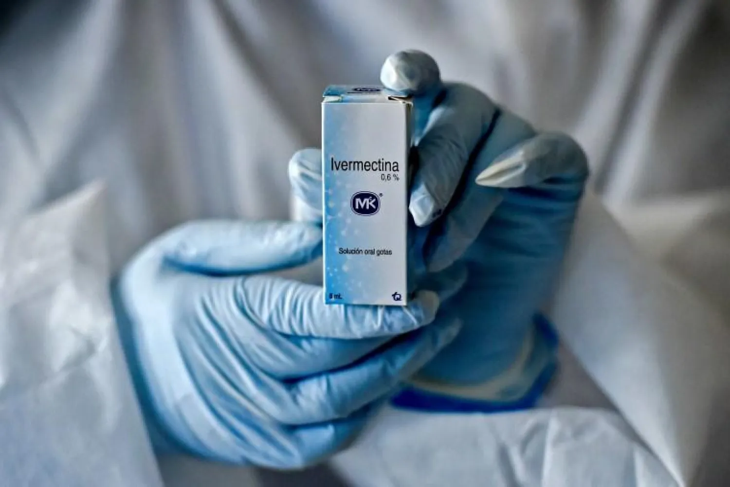 أحد المرضى يحمل عبوة من دواء الإيفرمكتين المخصص للحيوانات (غيتي)