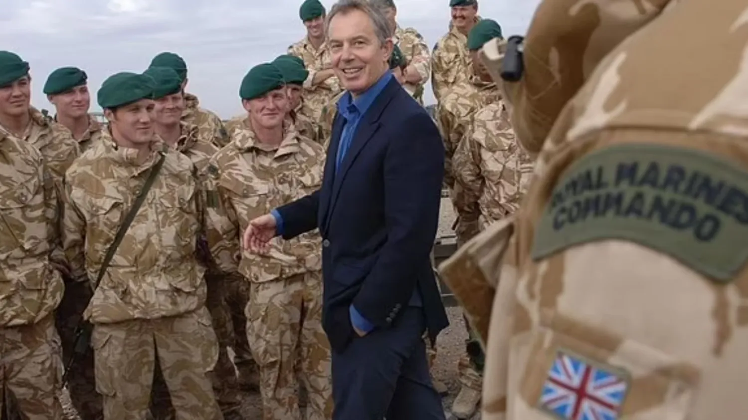 توني بلير وسط القوات البريطانية في كامب باستيون في ولاية هلمند أفغانستان نوفمبر 2006 (إ.ب.أ)