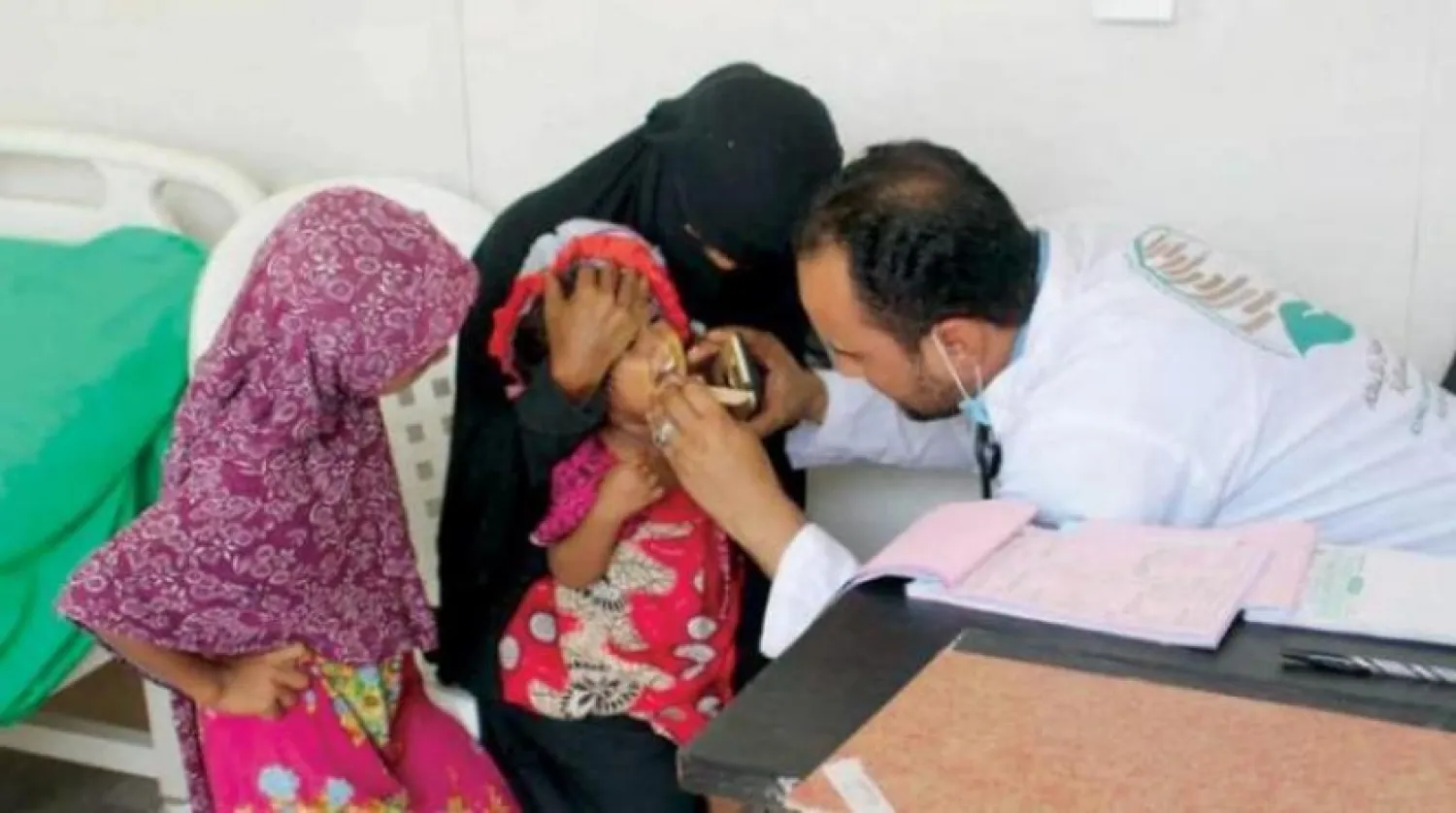 Yemenli bir doktor çocukları muayene ediyor (SPA)