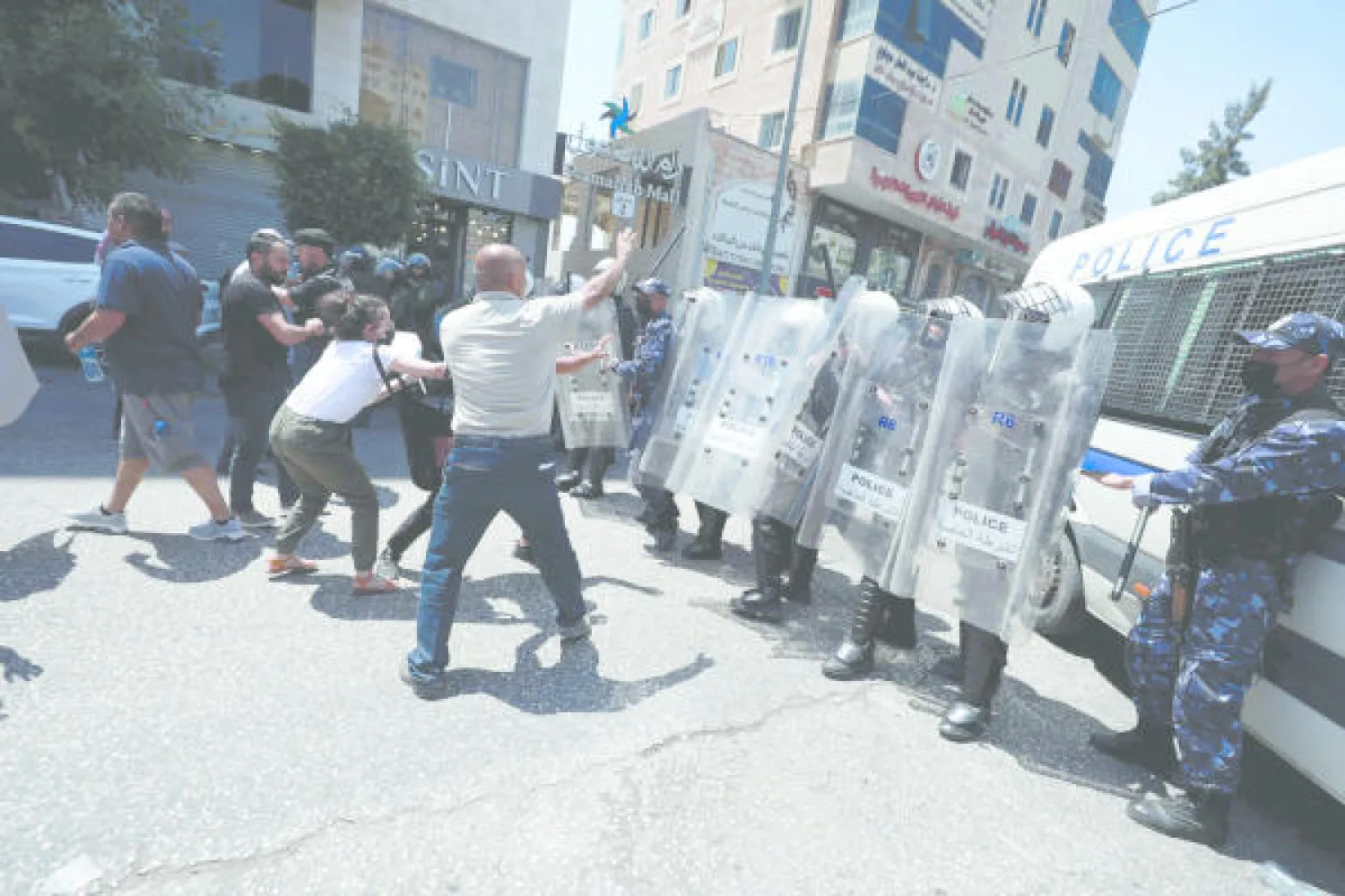 معتقلون سياسيون لدى رام الله يضربون عن الطعام