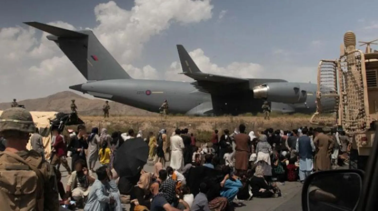 أفراد من الجيشين البريطاني والأميركي خلال عملية الإجلاء من مطار كابل (د.ب.أ)