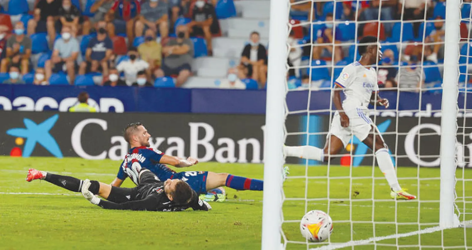 فينيسيوس (يمين) يسجل هدفه الثاني والثالث لفريقه في مرمى ليفانتي منقذاً الريال من الخسارة (إ.ب.أ)