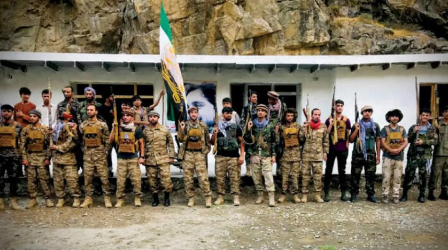 Pençşir Vadisi'ndeki Taliban karşıtı savaşçıların önceki gün çekilen bir fotoğrafı (Reuters)