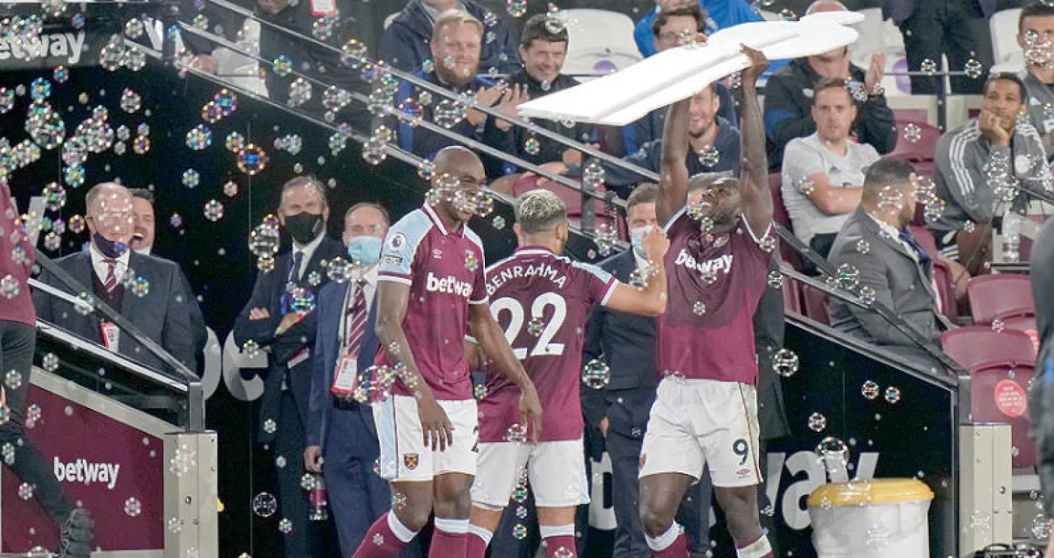 أنطونيو يحمل مجسماً له احتفالاً بتصدره قائمة أفضل هدافي وستهام (أ.ب)