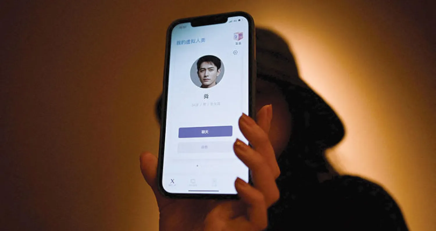 صمّمت ميليسا بنفسها فارس أحلامها مع {روبوت} (أ.ف.ب)