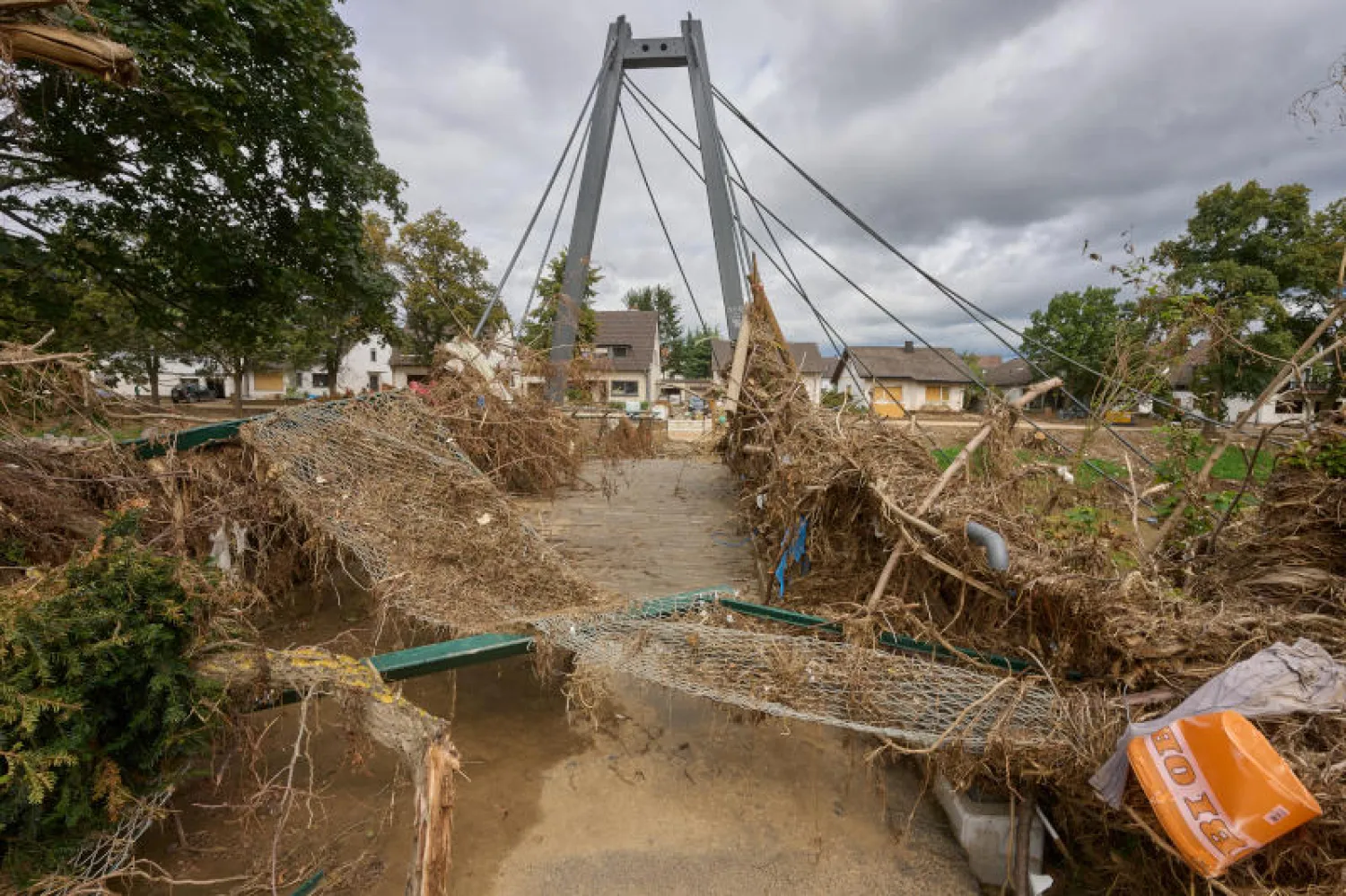 تدمير جسر للمشاة في ألمانيا جراء الفيضانات (د.ب.أ)