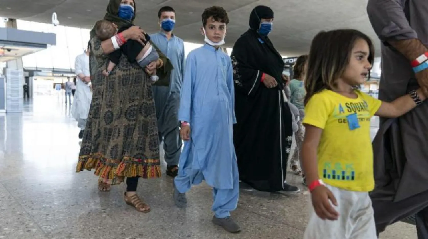 Ülkeden tahliye edilen Afgan aileler (AFP) 
