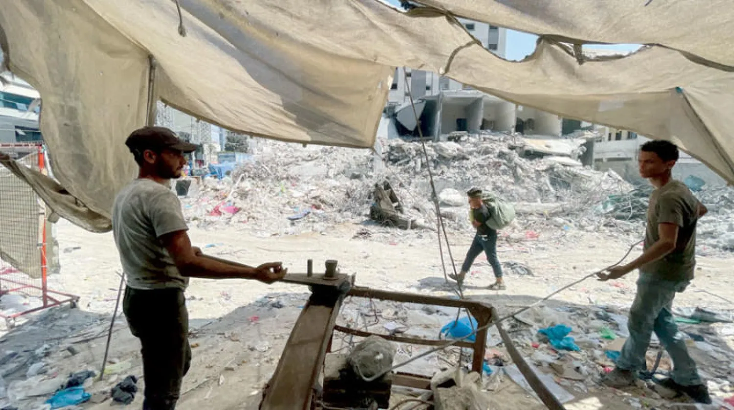 استخلاص المعادن من ركام الأبنية في غزة (رويترز)