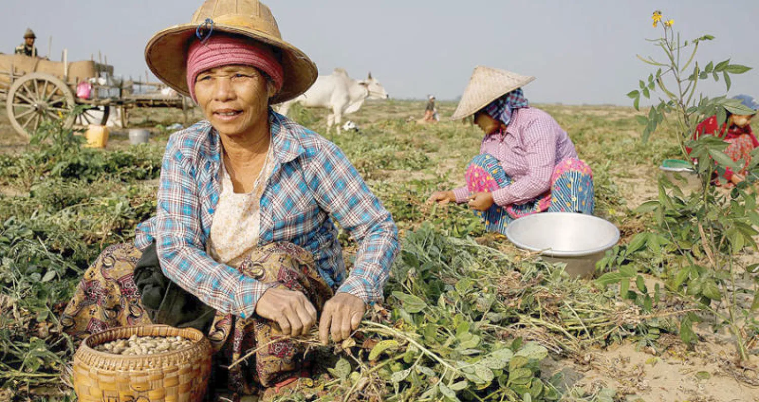 هدد الوباء خطط التنمية في الدول النامية الآسيوية مما دفع بنحو 80 مليون شخص نحو «الفقر المدقع»... (رويترز)