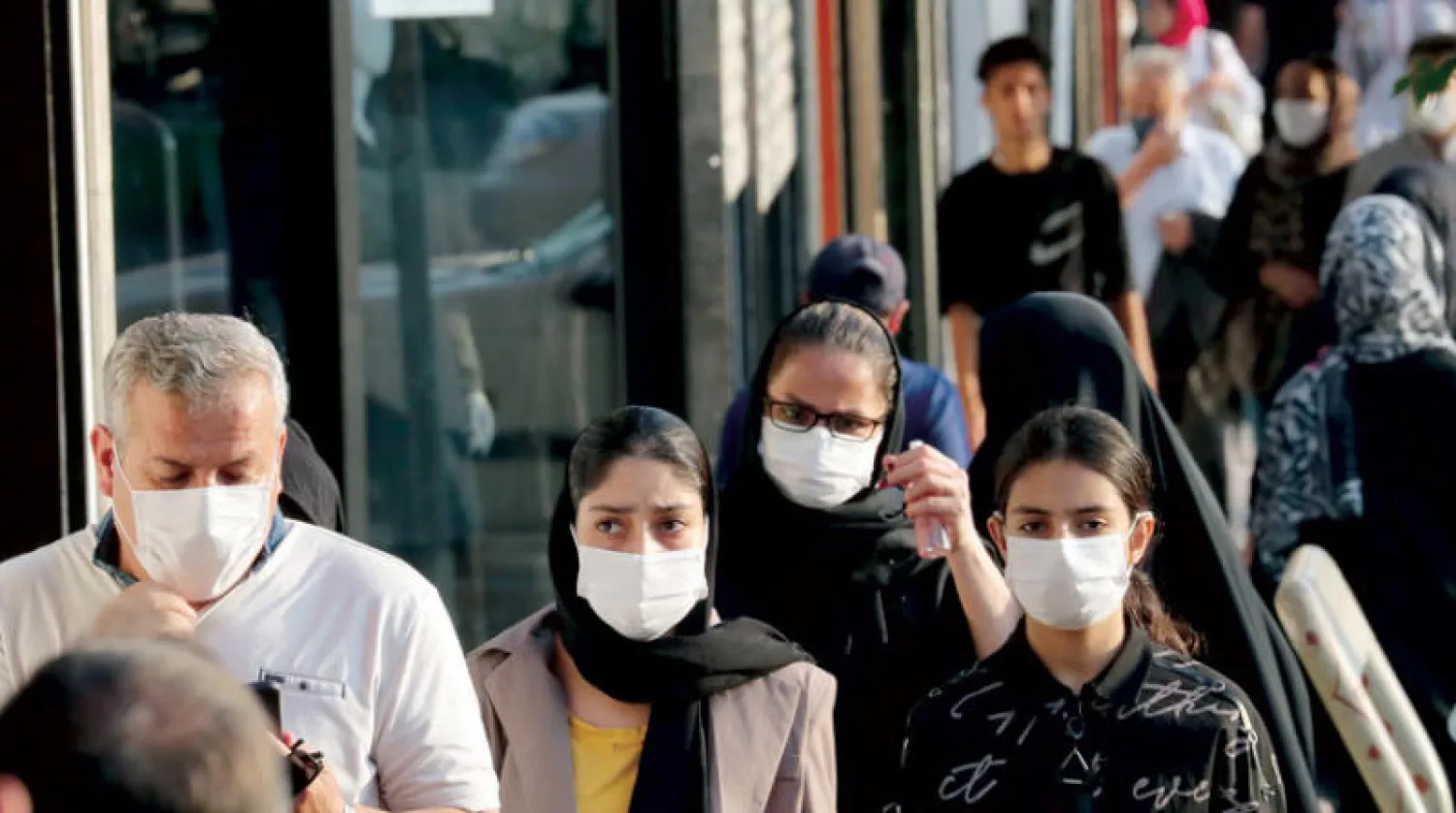 إيرانيون في إحدى أسواق طهران فيما الفيروس يتفاقم (إ.ب.أ)