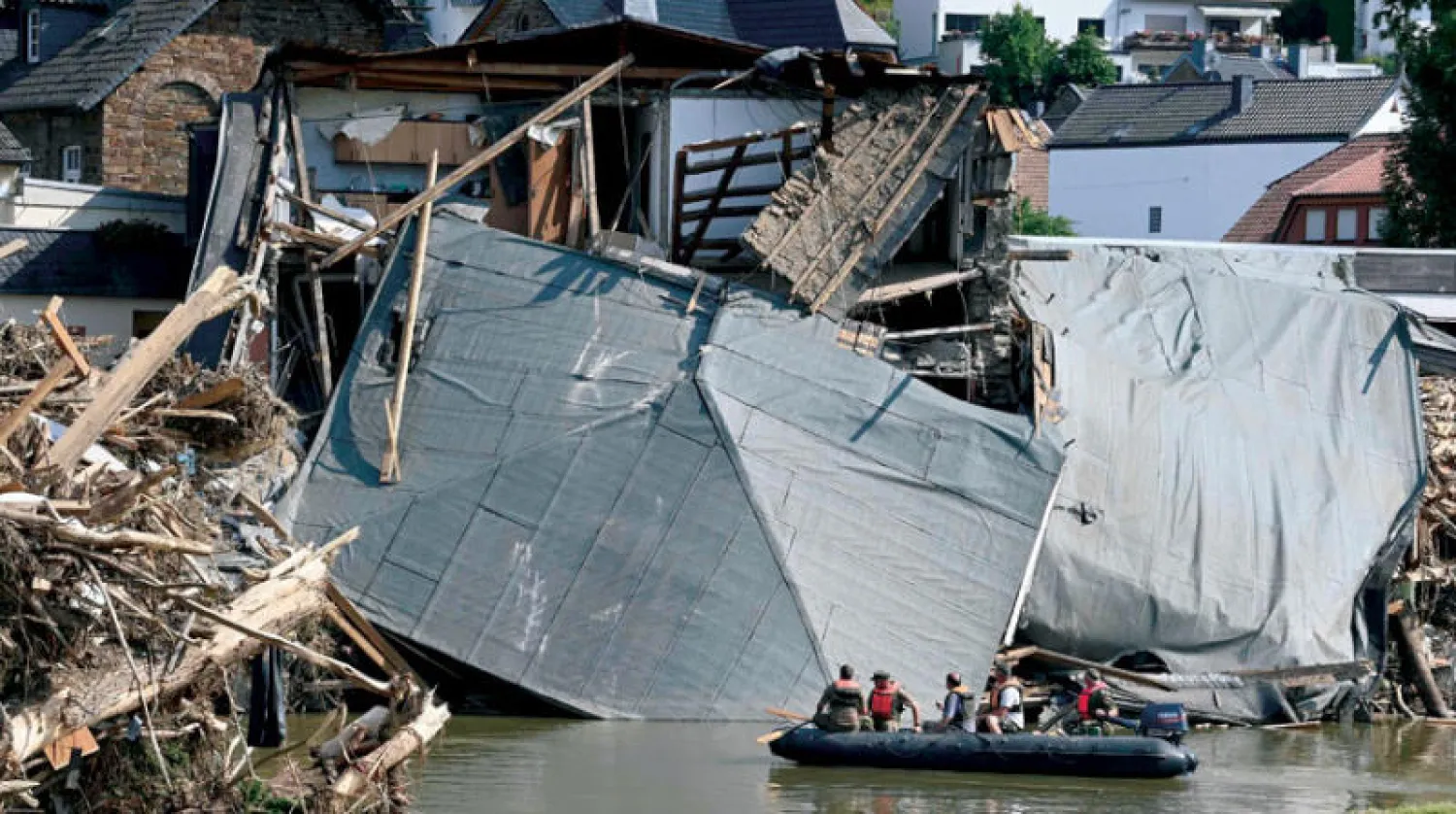 آثار الدمار الذي لحق بسقف منزل في إحدى المدن الألمانية نتيجة فيضانات يوليو الماضي (أ.ف.ب)
