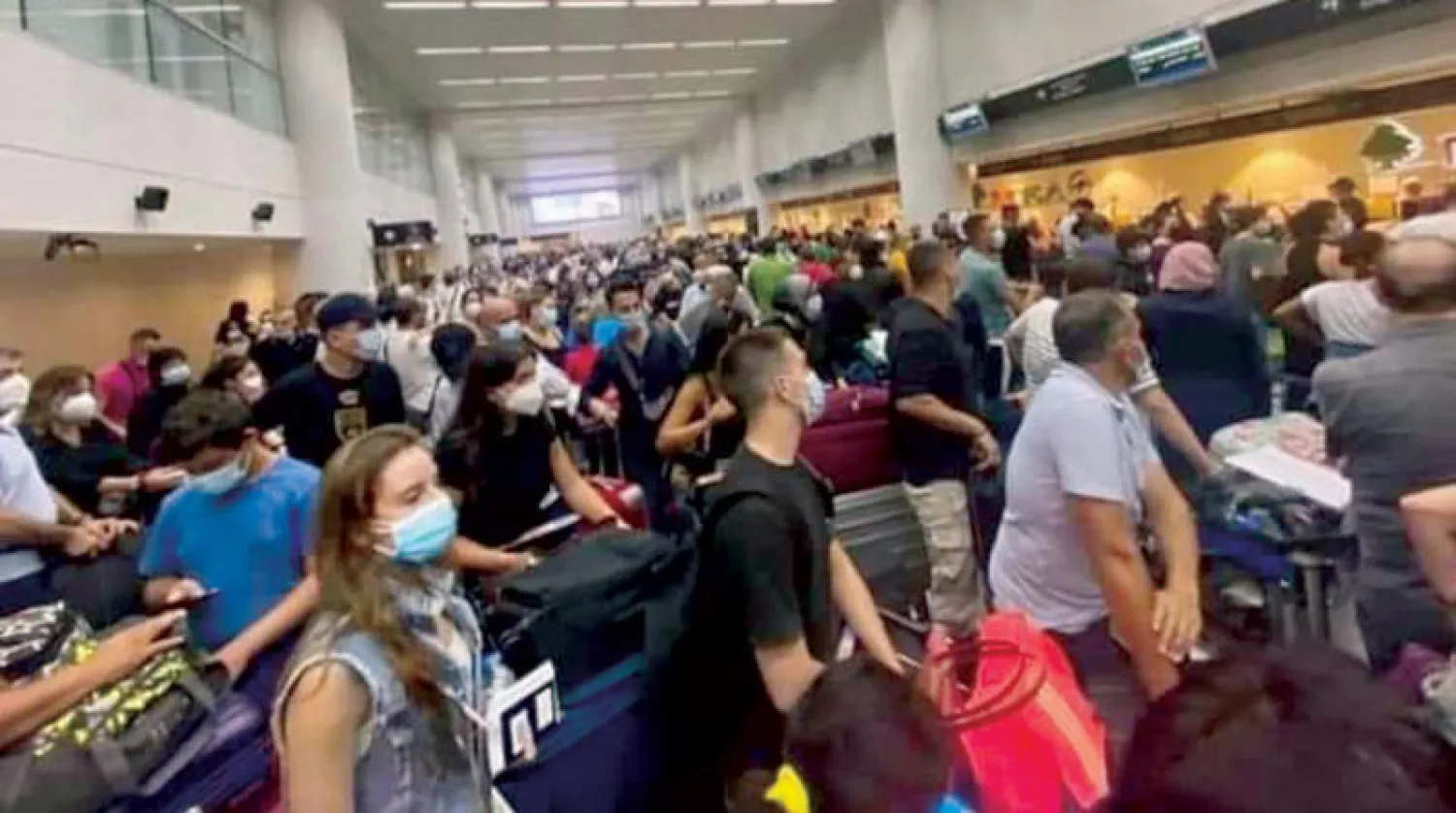 حشود مغادرة في مطار بيروت (تويتر)