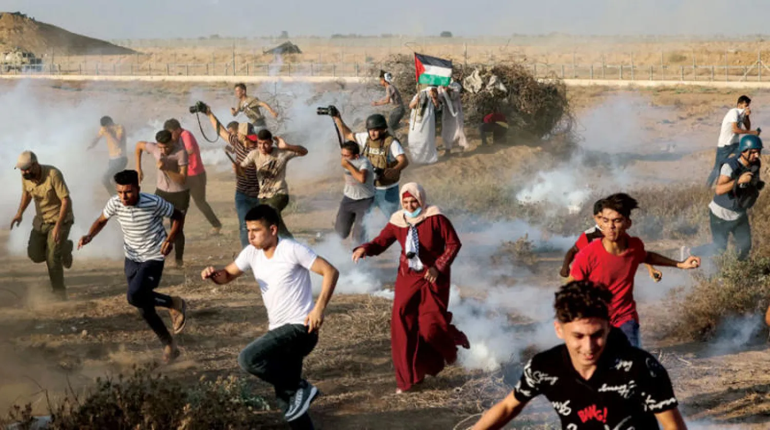 غاز مسيل للدموع أطلقته القوات الإسرائيلية في خان يونس أمس صوب المتظاهرين والصحافيين (أ.ف.ب)