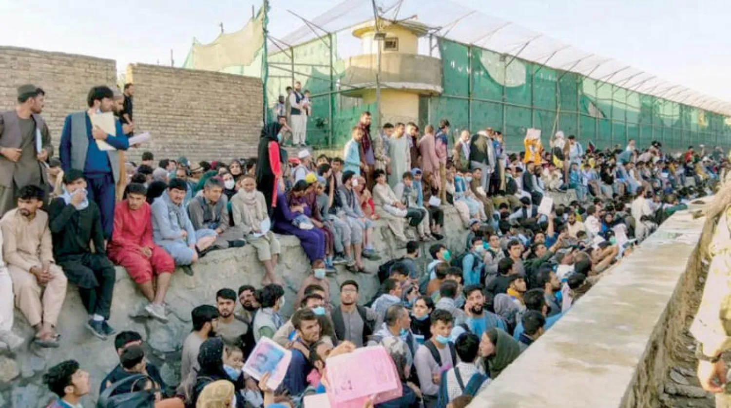 حشود من الأفغان أمام مطار كابل أمس على أمل المغادرة في واحدة في رحلات الإجلاء الأخيرة (رويترز)