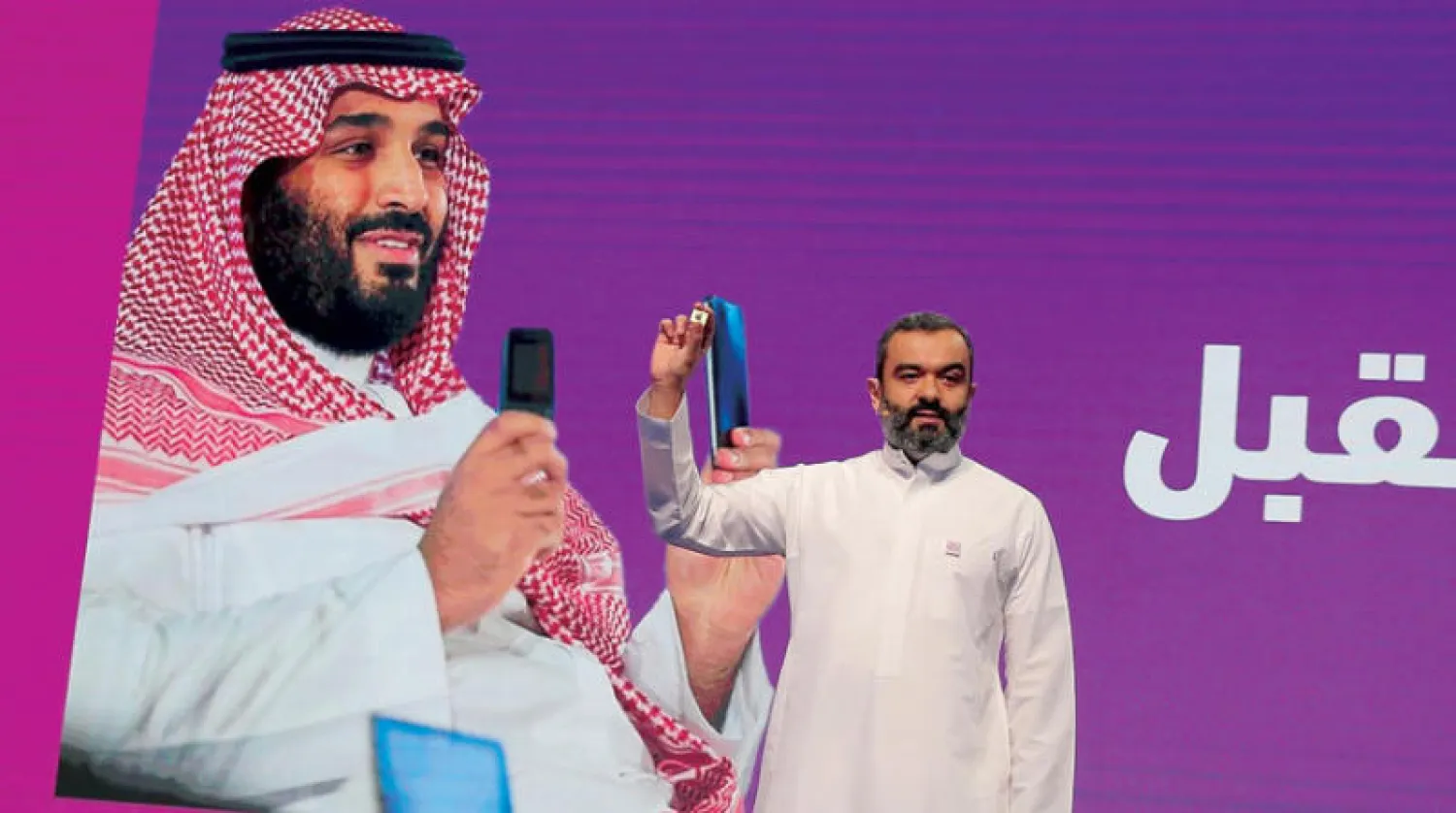 وزير الاتصالات وتقنية المعلومات السعودي يستعرض أول شريحة لرقائق إلكترونية ذكية محلية الصنع أمس (الشرق الأوسط)