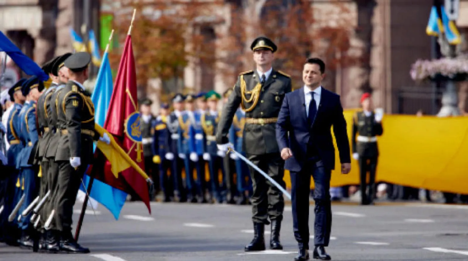 الرئيس الأوكراني فلاديمير زيلينسكي خلال حضوره أمس عرضاً عسكرياً بمناسبة عيد استقلال بلاده (أ.ف.ب)