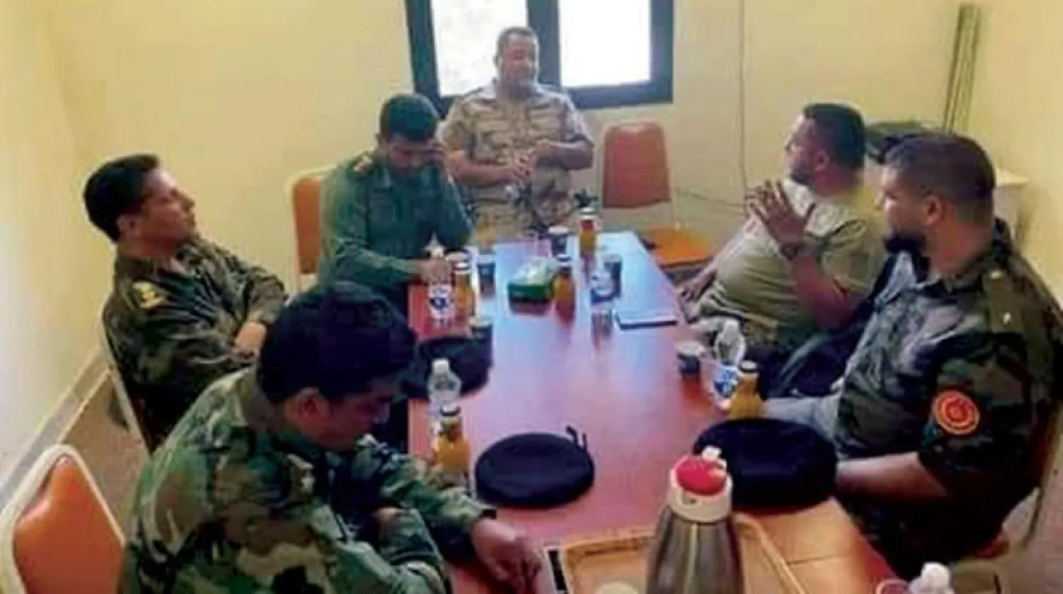 Libya Ulusal Ordusu temsilcilerinin Libya'daki geçiş otoritesi güçleri liderleriyle yaptığı toplantının 166. Piyade Tugayı tarafından dağıtılan fotoğrafı