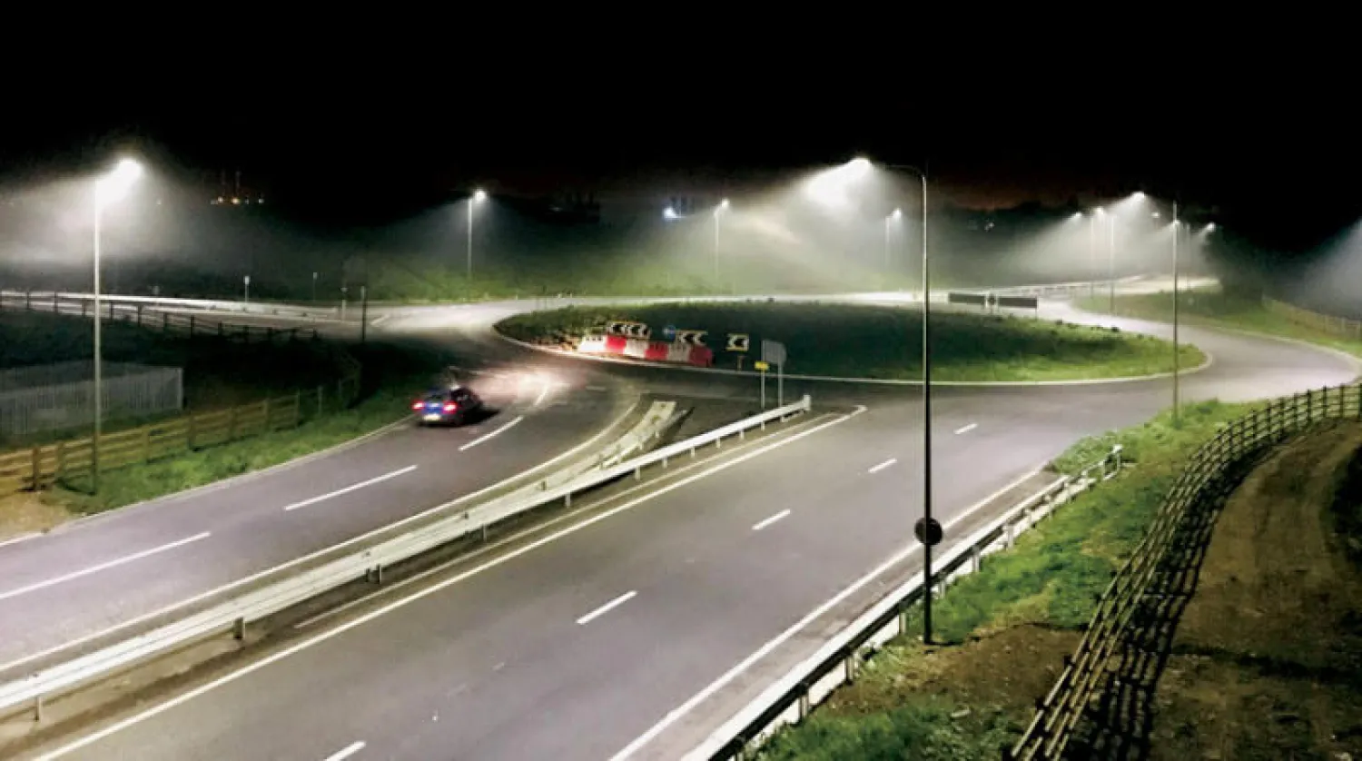 مصابيح إنارة الشوارع في بريطانيا (أ.ف.ب)