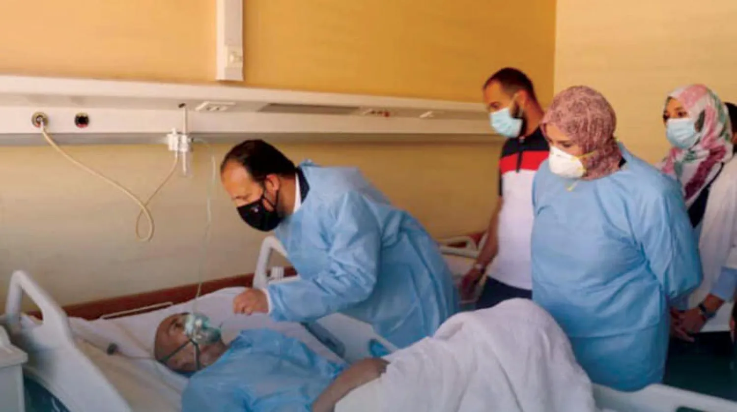 وزير الصحة الليبي علي الزناتي يتفقد مصابي «كورونا» بمركز بنغازي الطبي (وزارة الصحة)