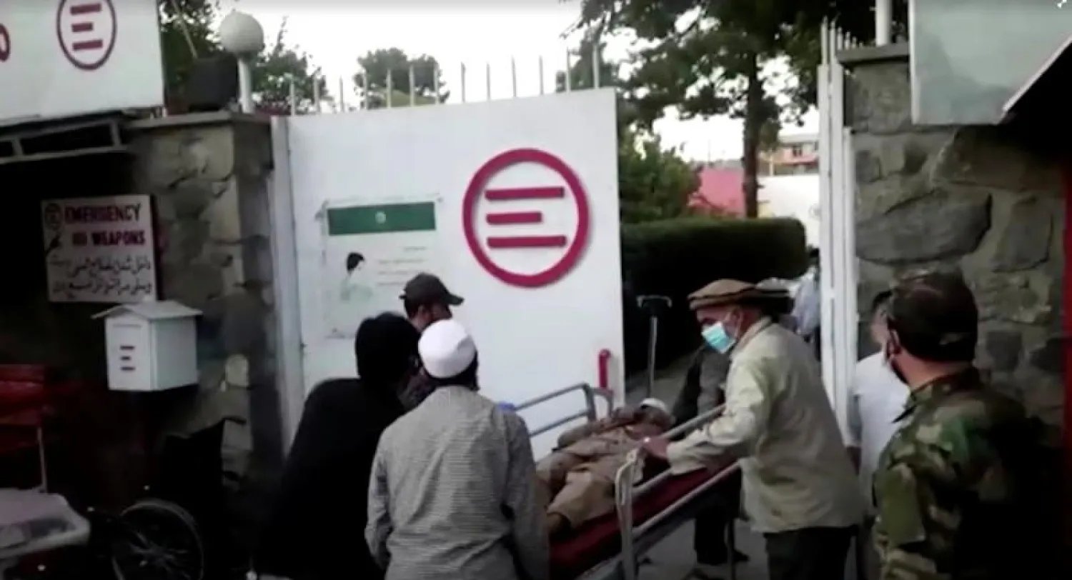 نقل إحدى ضحايا الهجوم إلى مستشفى في كابل (رويترز)