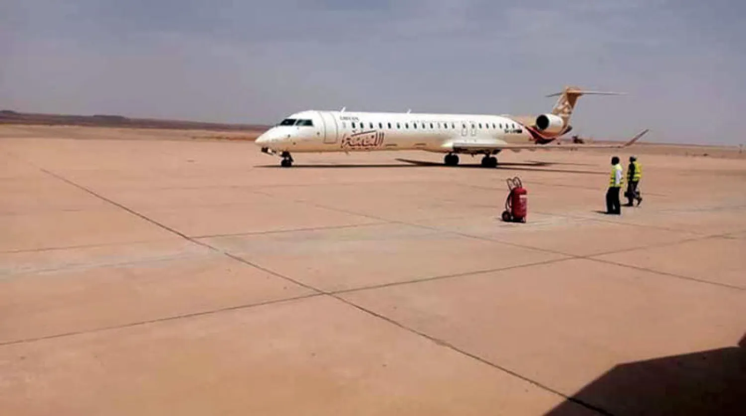 إحدى طائرات الخطوط الجوية الليبية تنتظر في مطار غات الدولي (المجلس البلدي بغات)