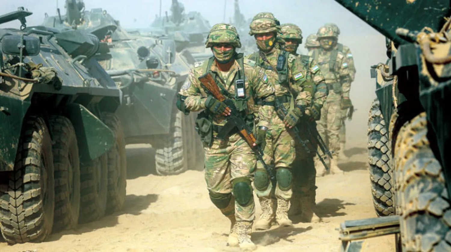 قوات أوزبكية قرب الحدود مع أفغانستان خلال مناورات مشتركة مع قوات روسية (أ.ب)