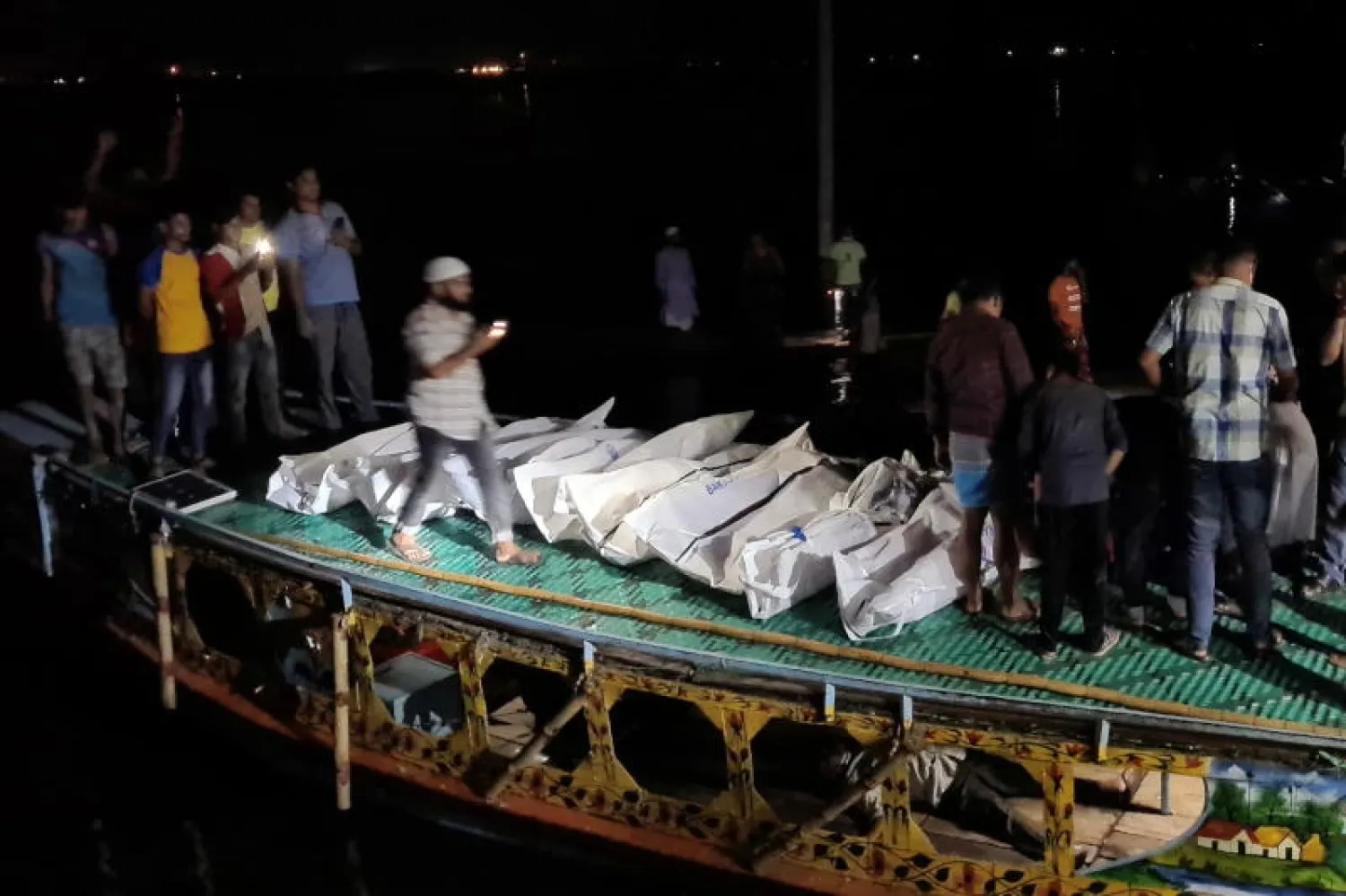 جثث انتُشلت من المياه بعد الحادث (رويترز)