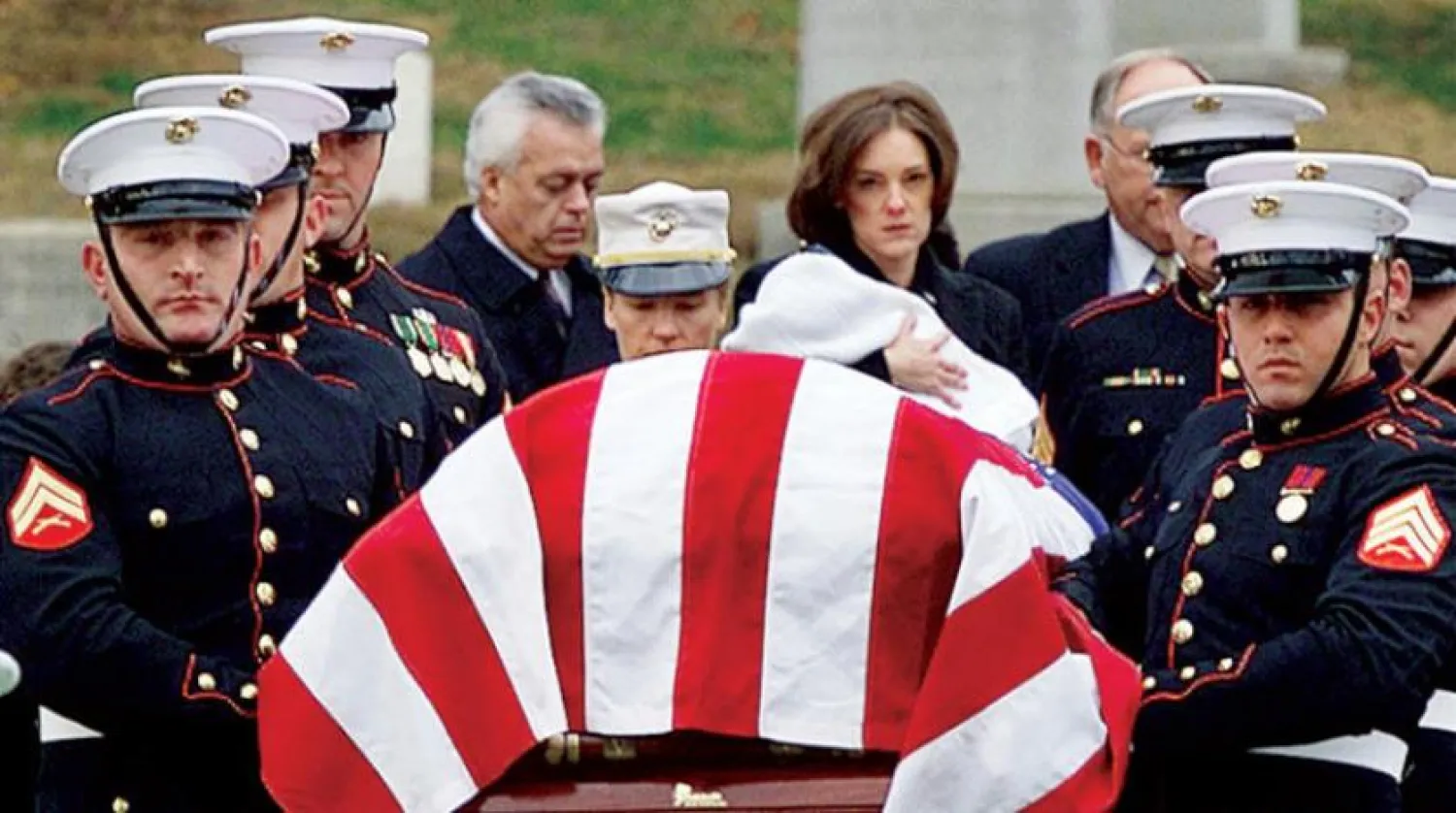 CIA görevlisi Johnny (Mike) Spann’ın dul eşi Shannon, 10 Aralık 2001’de Virginia’daki Arlington Mezarlığı’ndaki cenaze töreninde. Afganistan’daki bir görevde öldürülen Spann, son 20 yılda ülkeye yapılan ABD müdahalesi sırasında öldürülen 2 bin 248 kişi arasında ölen ilk ABD’liydi (AP)