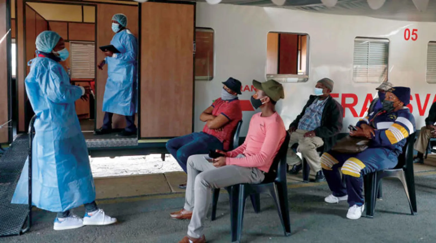 جانب من حملة تلقيح ضد «كورونا» خارج جوهانسبرغ (أ.ف.ب)