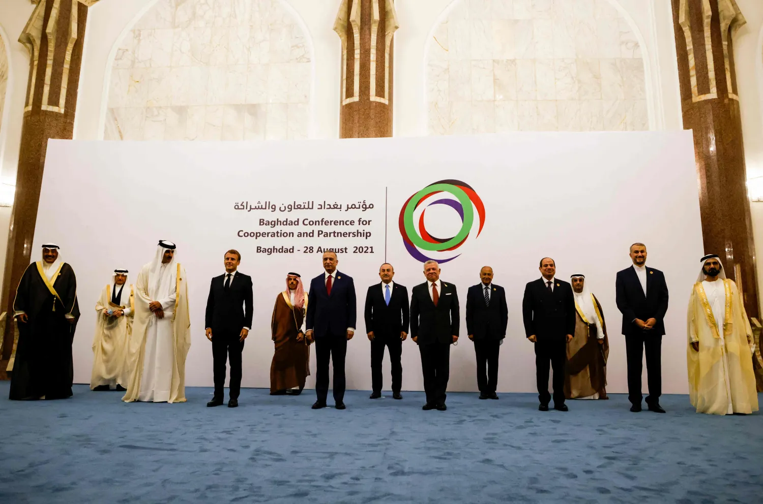قادة الدول ورؤساء الوفود المشاركة في قمة بغداد للتعاون والشراكة (أ.ف.ب)