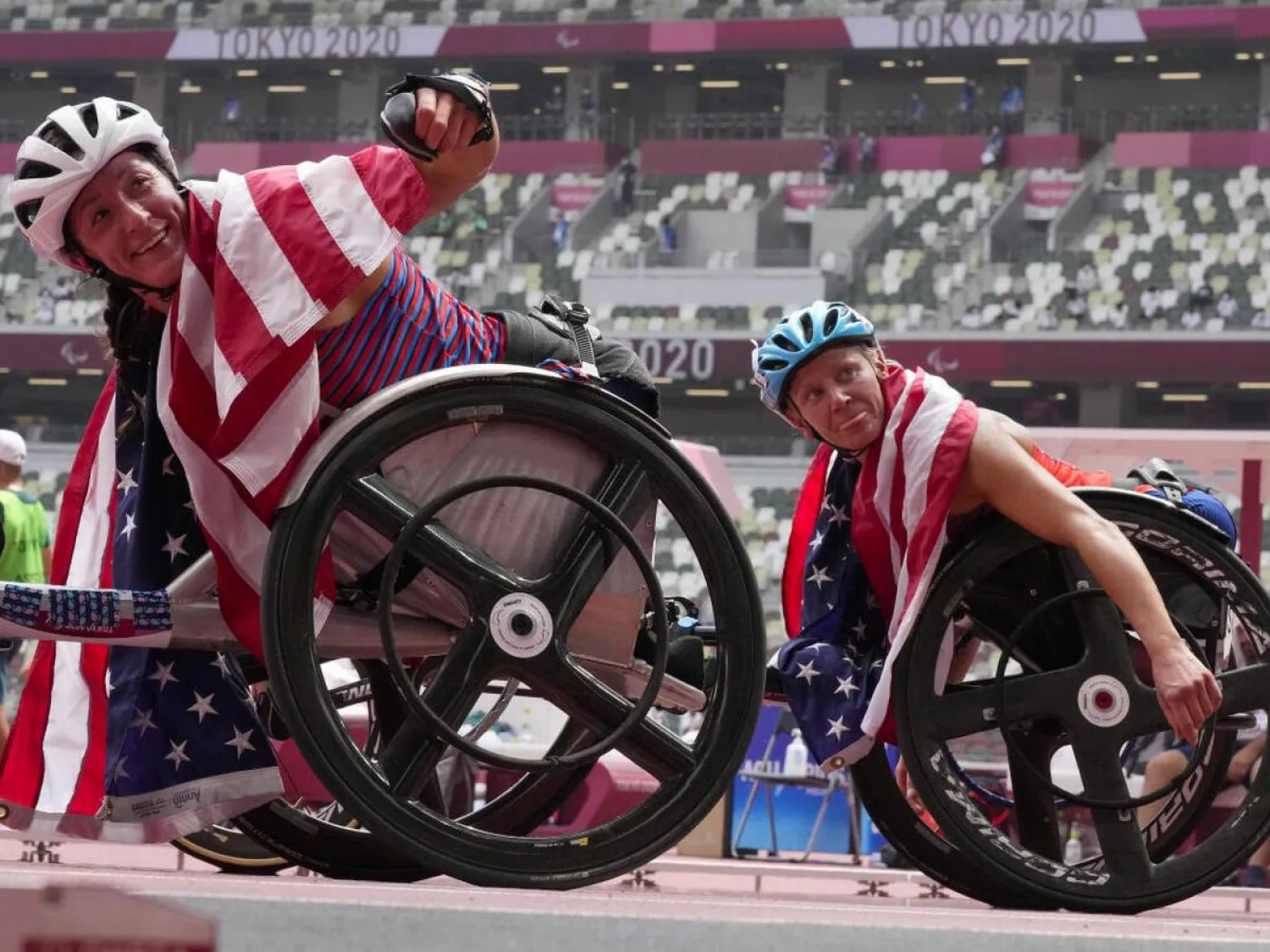 United States' Susannah Scaroni (right) celebrates after winning the women's 5000-meters T54 final with third placed teammate Tatyana McFadden during the 2020 Paralympics.   -  AP