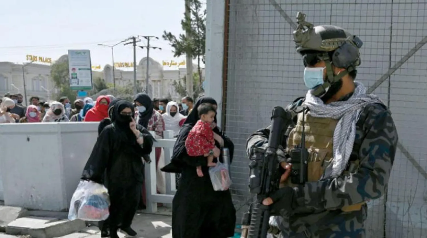 Kabil havalanı girişinde güvenlik önlemleri artırıldı (AFP)